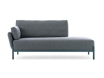 5.	Das Sofa Enna von Leolux mit hochwertiger Polsterung sorgt für einen angenehmen Sitzkomfort, während die metallischen Akzente dem Sofa eine moderne Note verleihen.