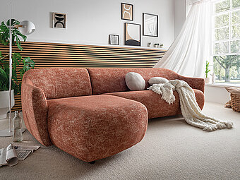 7.	Das etwas geschwungene und Abgerundet Sofa von Paul Lindberg fügt sich perfekt in moderne Wohnzimmer ein. 