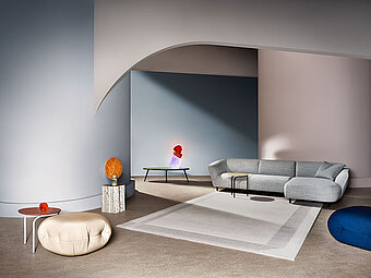3.	Ein elegantes Sofa in edlem Stoff, das Luxus und Stil in Ihren Wohnraum bringt. Die klaren Linien und das zeitlose Design machen es zu einem Blickfang. 
