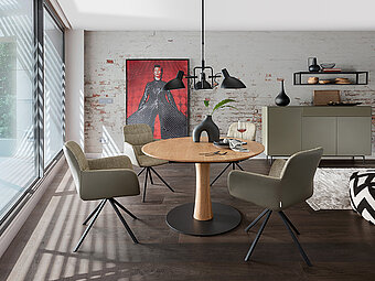 Eine moderne Tischgruppe von Paul Lindberg mit einem runden Esstisch und Stühlen. Die natürliche Holzoptik und die charmanten Details verleihen dieser Tischgruppe einen gemütlichen und einladenden Charakter. Ideal für ein warmes und freundliches Ambiente in Ihrem Essbereich.