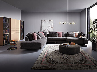 Die Garnitur Cuneo besticht durch ihren gemütlichen Stoff und ist in einer Vielzahl von Stoff- und Ledervarianten erhältlich. Diese moderne Garnitur bietet sowohl Stil als auch Komfort und ist die perfekte Wahl für ein entspanntes Wohnzimmer. Made in Germany. 