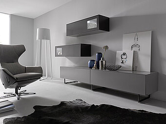 Ein modernes Sideboard in mattem Grau, das nahtlos in zeitgenössische Wohnräume passt. Die glatten Oberflächen und verchromten Akzente verleihen diesem Möbelstück eine edle Ausstrahlung.