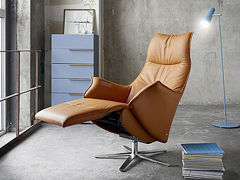 Dieser moderne Sessel ist ein echter Blickfang mit seinem minimalistischen Design und den klaren Linien. Die Farbe bringt Frische in den Raum und schafft einen interessanten Kontrast zu den neutralen Farben um ihn herum. Mit seiner ergonomischen Form bietet der Sessel eine optimale Sitzposition für maximalen Komfort.