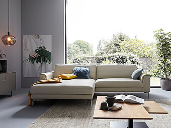 Die Longchairkombination Enna von Contur ist ein vielseitiger und bequemes Sofa, das in verschiedenen Ausführungen, Maßen und Materialien erhältlich ist. Egal ob Stoff oder Leder, Sie können den Look und das Material wählen, das am besten zu Ihrem Stil und Ihrer Einrichtung passt.