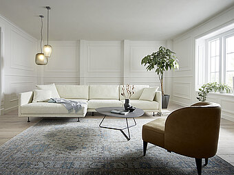 Das Lounge Sofa Cuneo ist in einer Auswahl an Stoff- oder Lederoberflächen erhältlich, sodass Sie den Look und das Material auswählen können, das Ihren Vorlieben entspricht. Es kombiniert stilvolles Design mit praktischer Funktionalität und schafft eine einladende Atmosphäre in Ihrem Wohnraum.