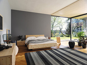 Zirbenholzschlafzimmer Nox von Team 7 mit Kommoden, Holz Bett, Beistelltische, alles für einen erholsamen Schlaf 