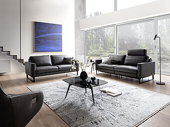 Das Sofa Enna zeichnet sich durch seine Relaxfunktion aus, die Ihnen ermöglicht, den Komfort nach Ihren Vorlieben anzupassen. Zudem bietet es eine Sitztiefenverstellung für individuellen Sitzkomfort. Sie können aus einer Vielzahl von Arm- und Fußteilen wählen, um das Design nach Ihren persönlichen Vorlieben anzupassen. 