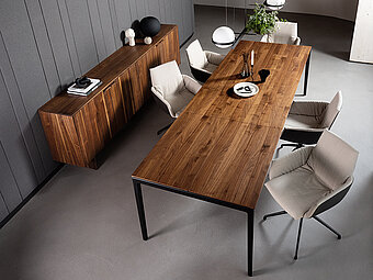 Esszimmer von Team 7 gezeigt mit dem Esstisch Tak und Stühlen Lui