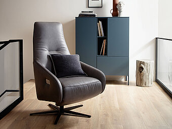 Dieser zeitgenössische Sessel ist ein Meisterwerk des modernen Designs. Die klare, geometrische Form und die Kombination aus grauem Leder und Metallfüßen verleihen ihm einen modernen und schicken Look. 